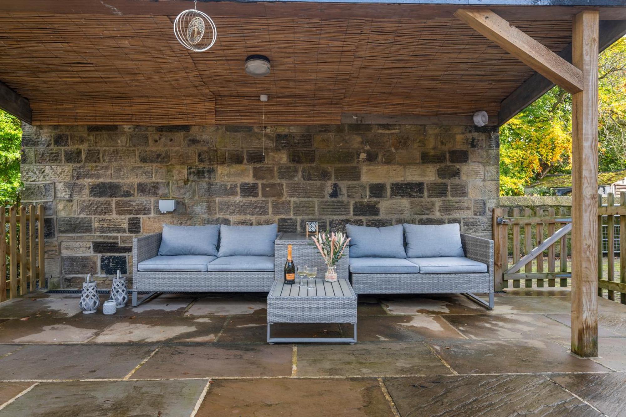 Relax At Little Hawkcliffe Villa Steeton Exterior photo